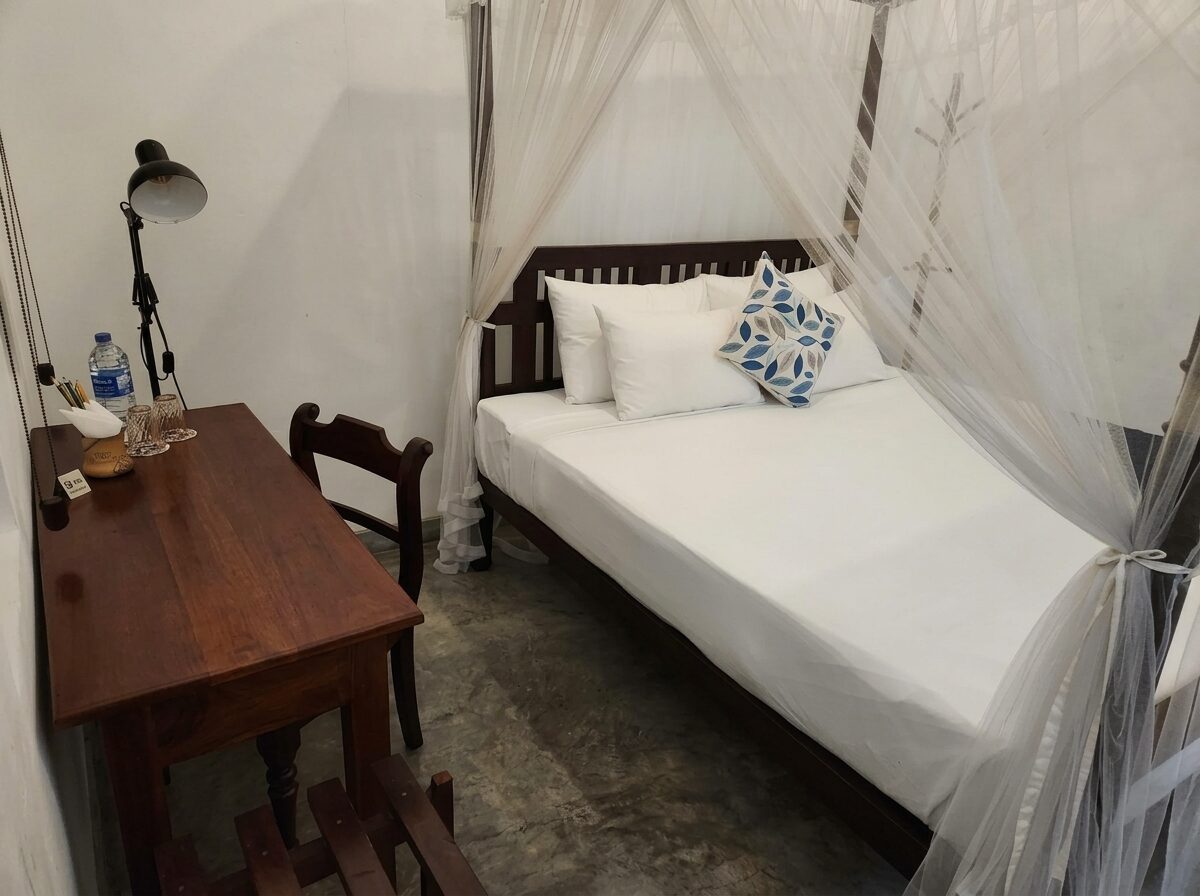 Fort Room with writing desk and canopy bed